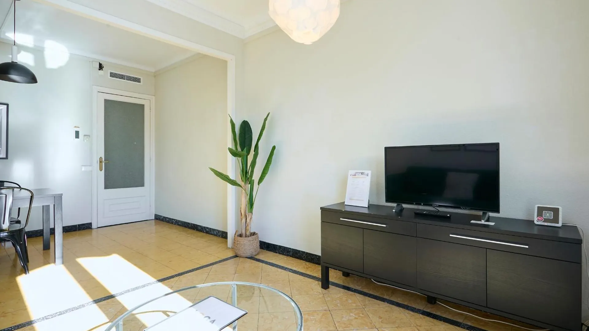 63Par1016- Sunny Apartment In Paralel Barcelona 0*,  Spanyolország